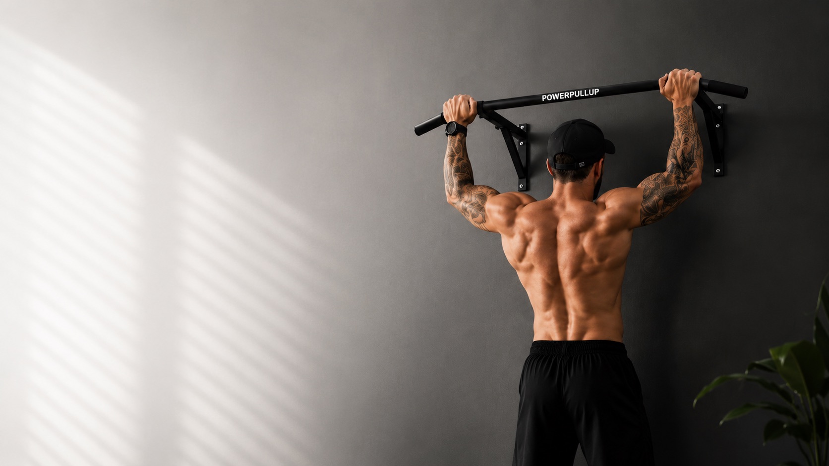 Спортсмен на турніку PowerPullUp